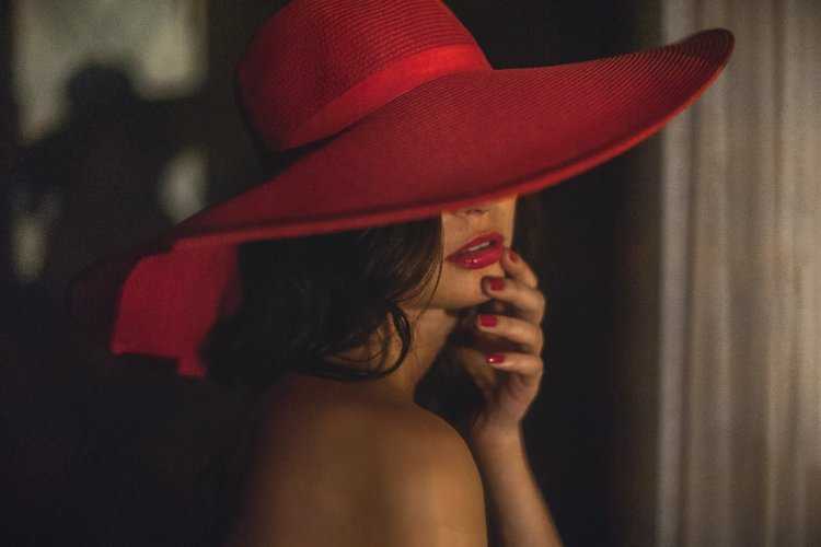 Роковая женщина в шляпе