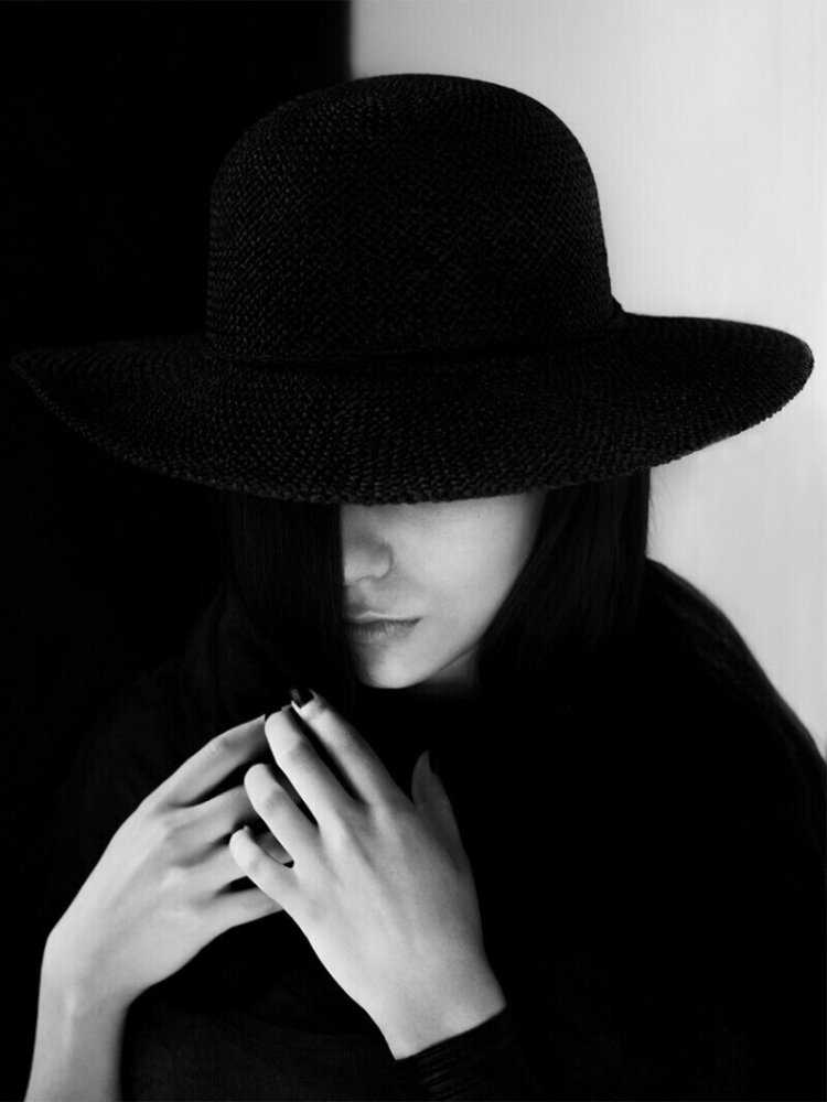 Таинственная девушка в шляпе