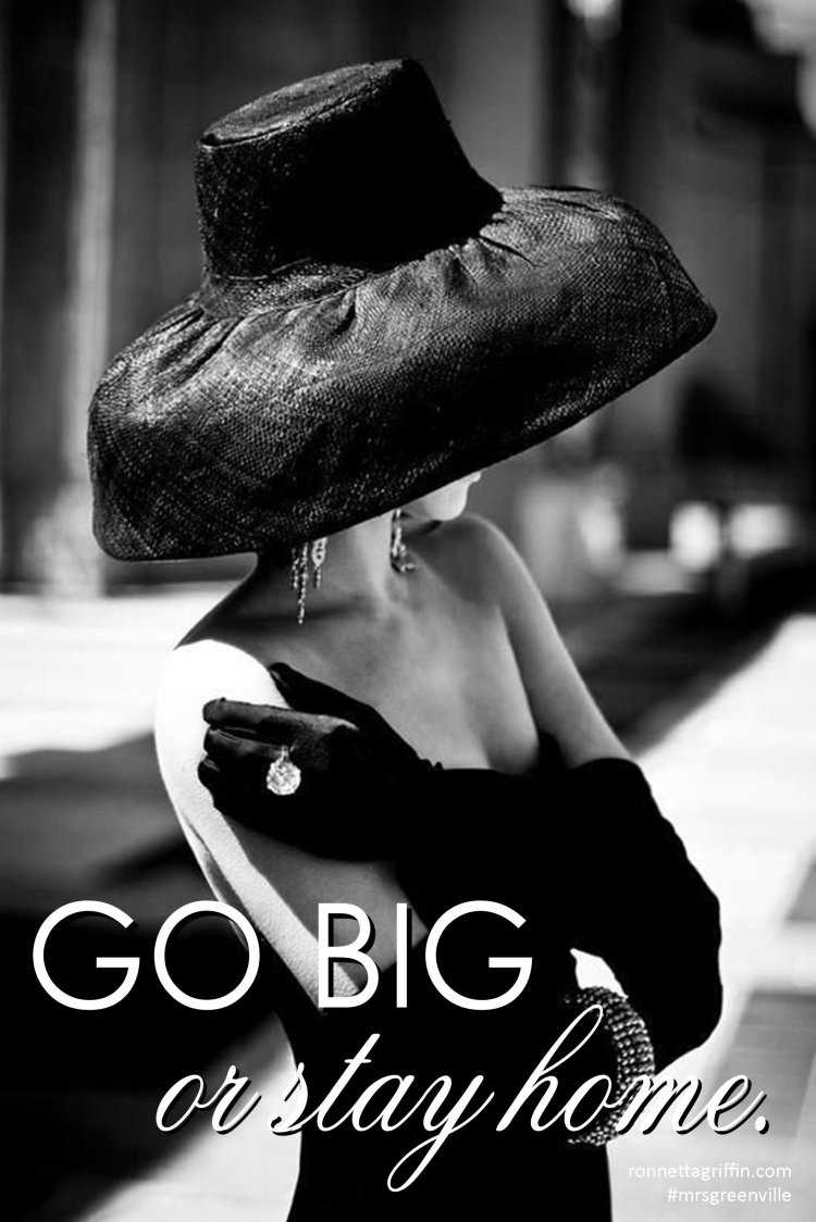 Уходящая женщина в шляпе