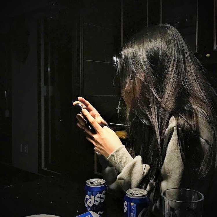 Девушка без лица с тёмными волосами