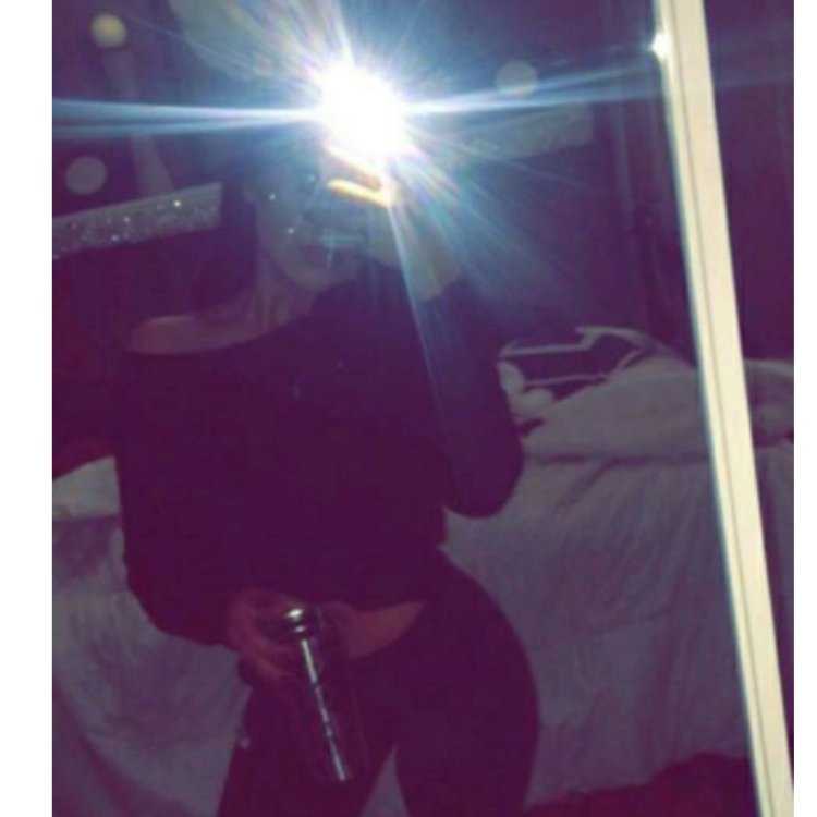 Девушки в зеркале со вспышкой