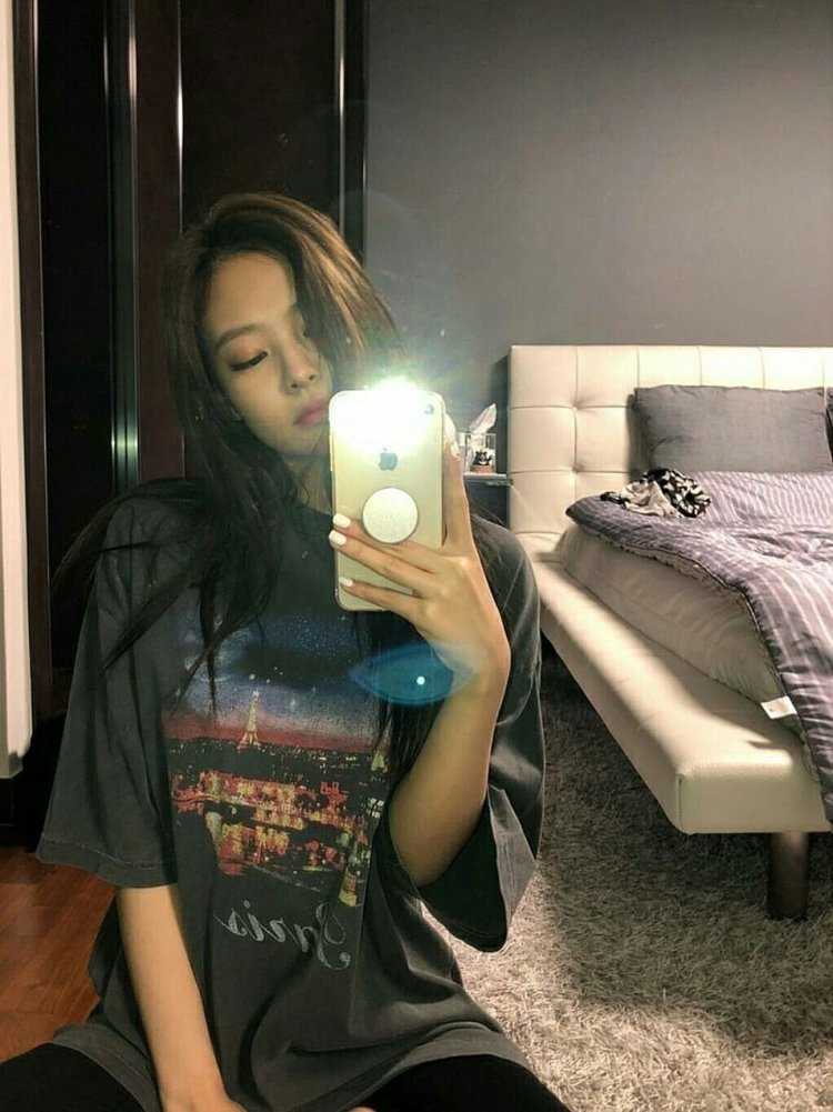 Брюнетка дома ночью76