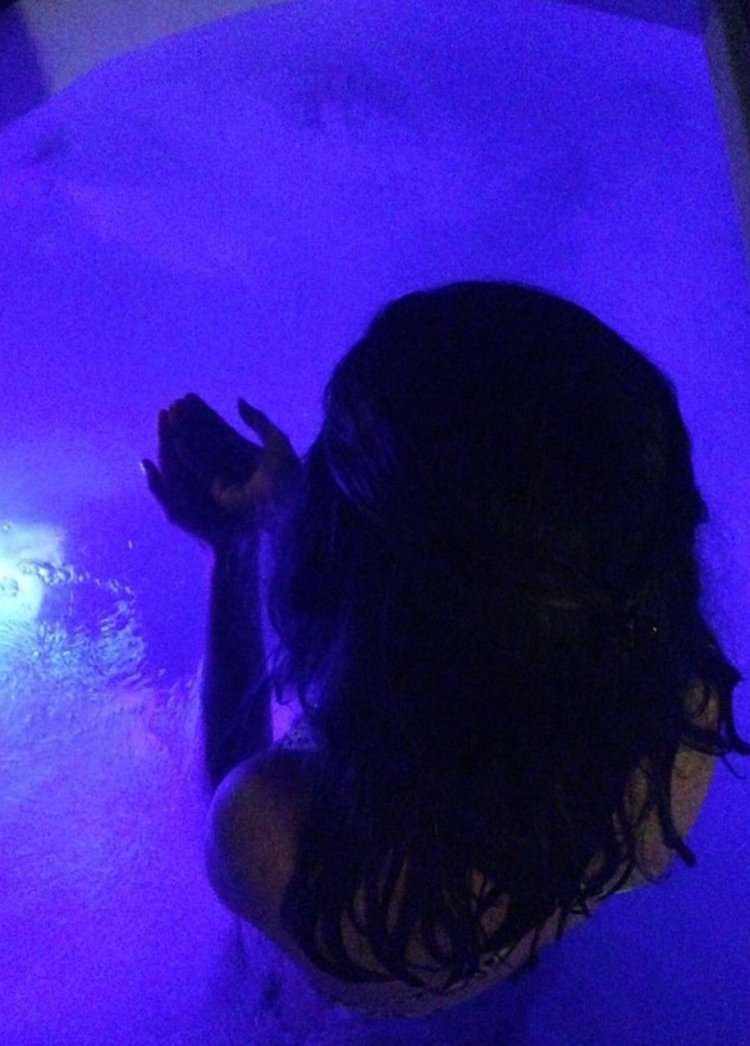 Девушка в темноте со спины