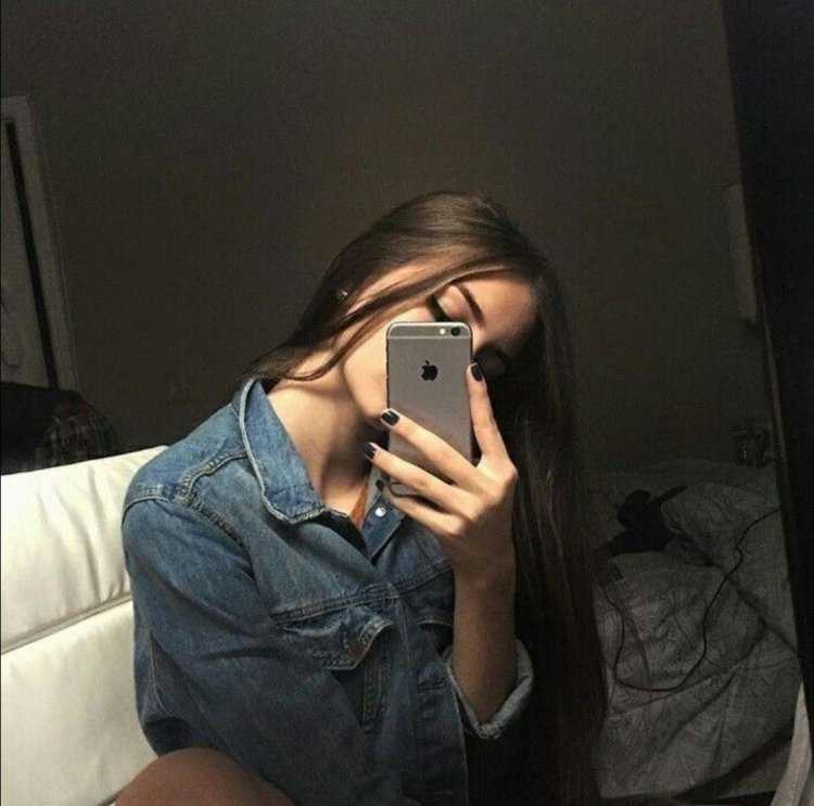 Девочка фоткается