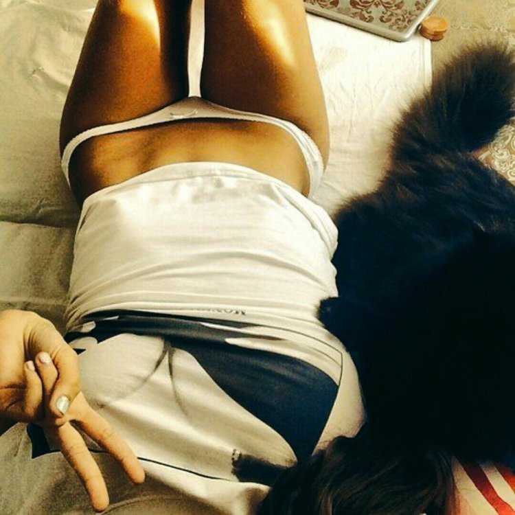 Брюнетка без лица в домашних условиях