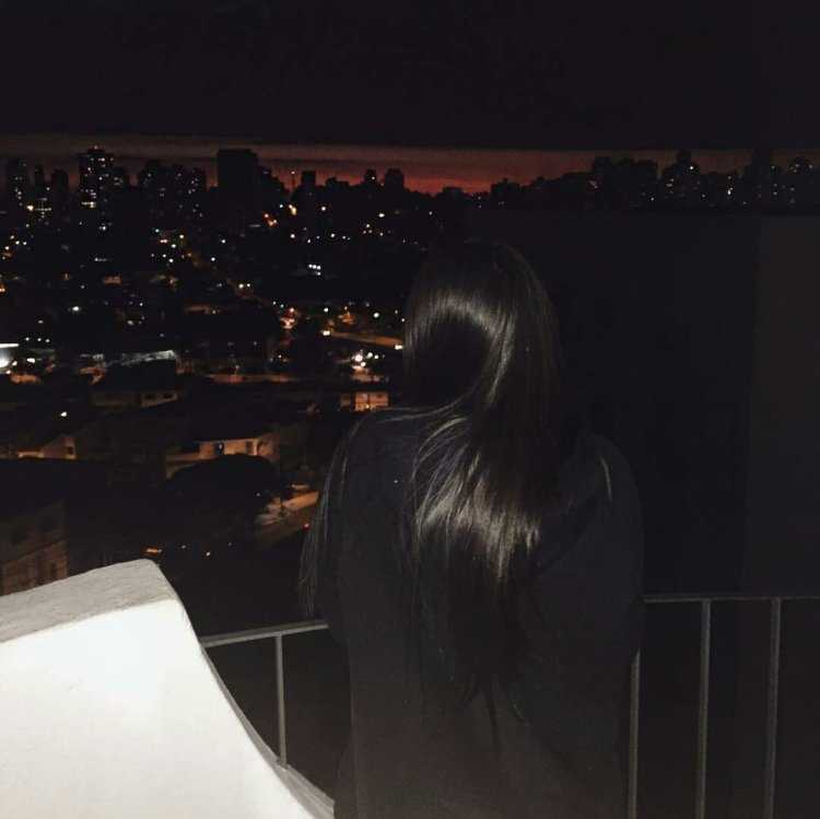 Девушка со спины ночью