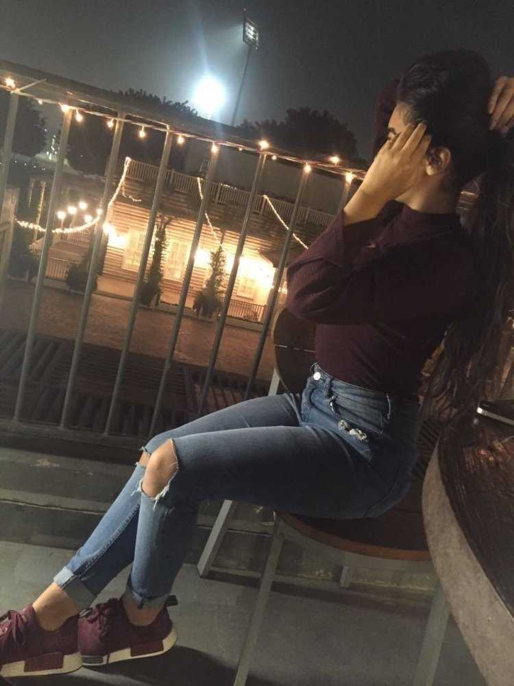 Девушка брюнетка без лица на улице