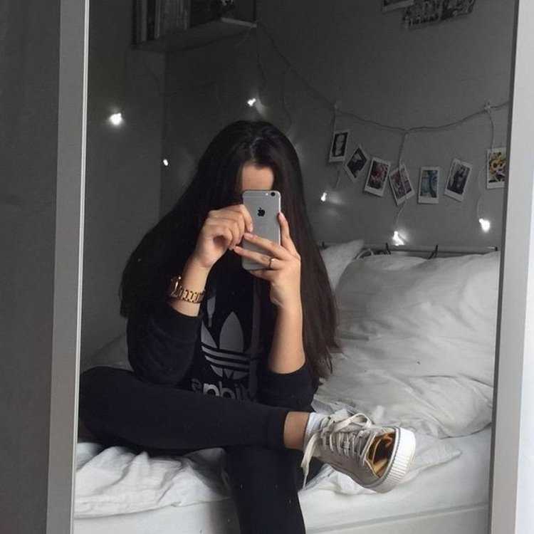 Девушка в зеркале без лица