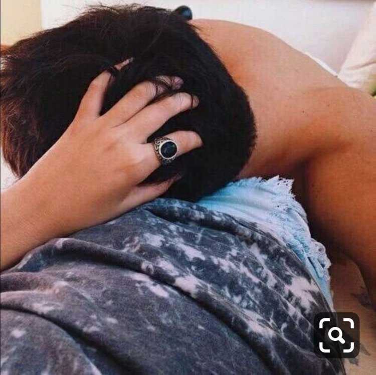 Брюнетка с каре с парнем