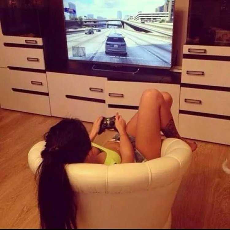 Брюнетка на диване селфи