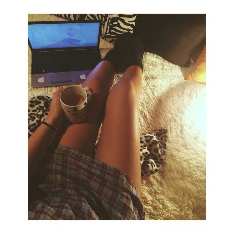 Девушка дома без лица