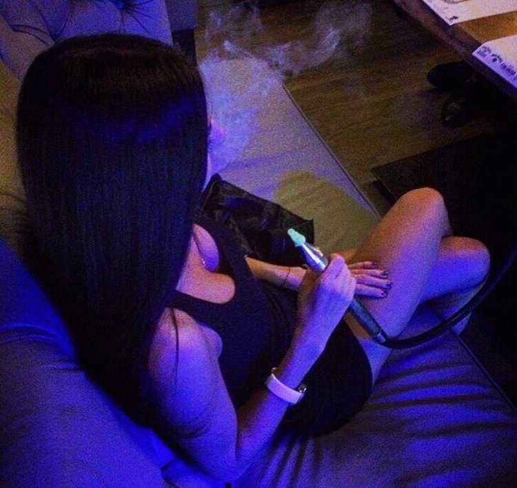 Брюнетка с кальяном