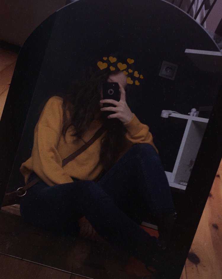 Девушка с темными волосами в зеркале