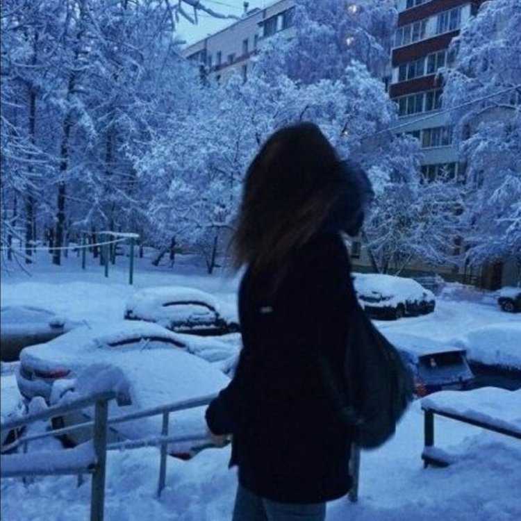 Брюнетка со спины зимой