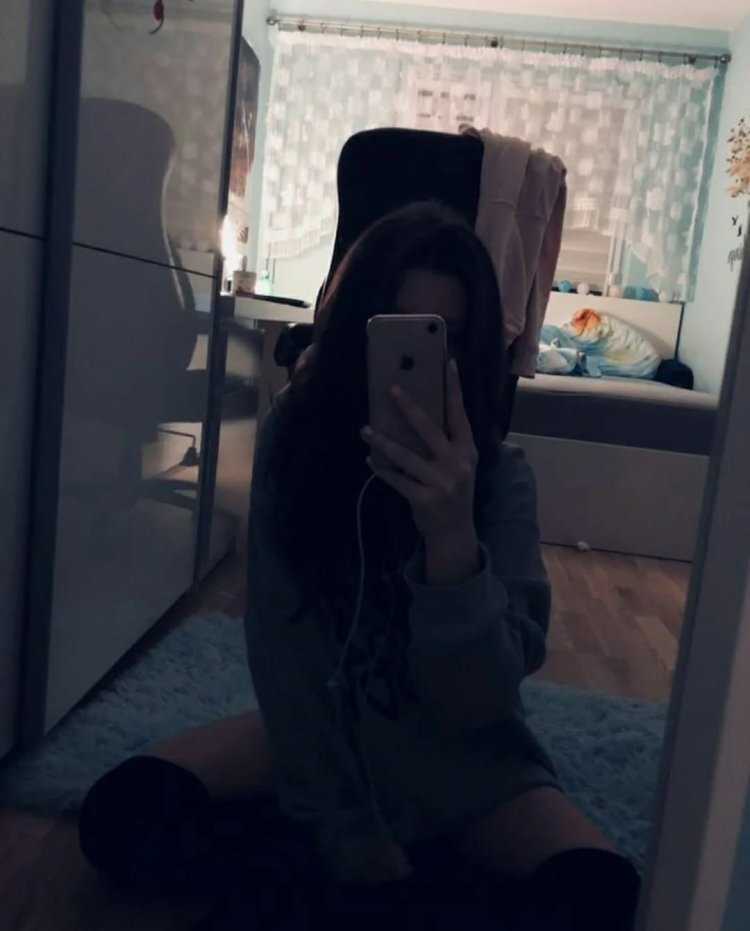 Девушка в зеркале без лица