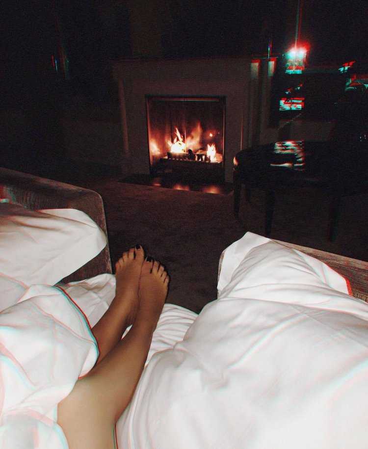 Девушка в кровати ночью