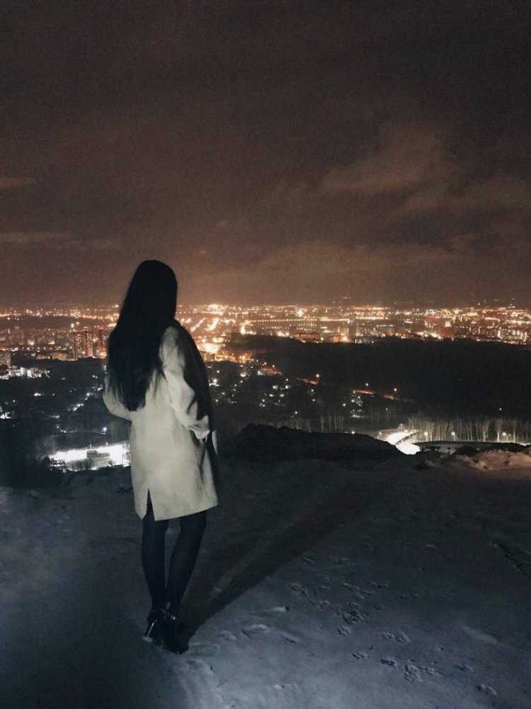 Брюнетка дома ночью32