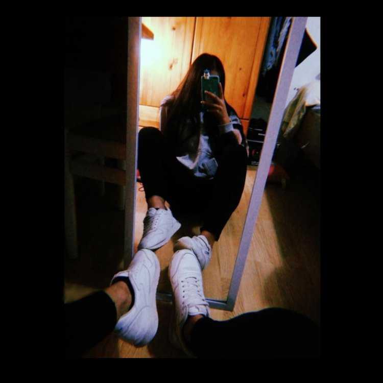 Брюнетка дома ночью50