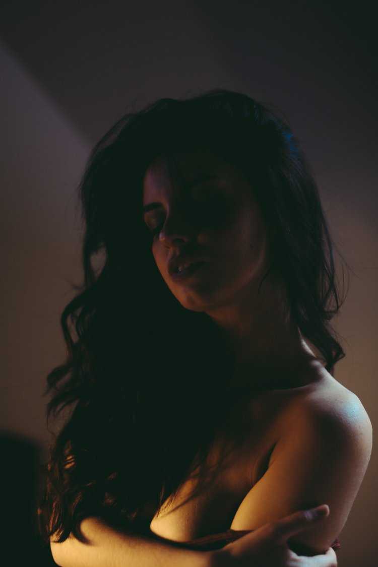 Aurela Skandaj в белье