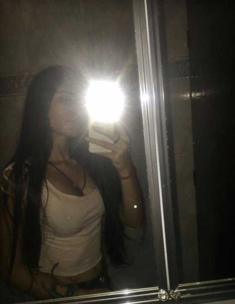 Брюнетка дома ночью27