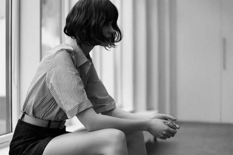 Девушка с каре в рубашке