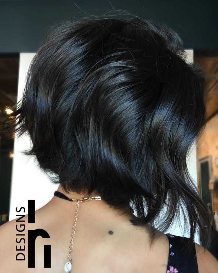 Брюнетка с каре со спины