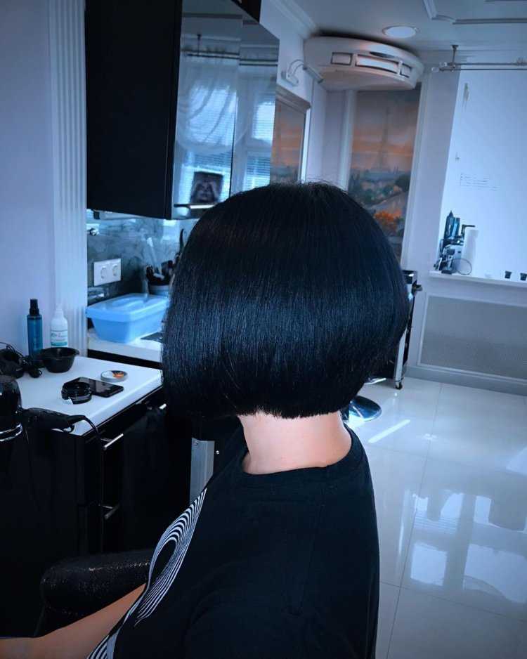 Брюнетка с каре со спины