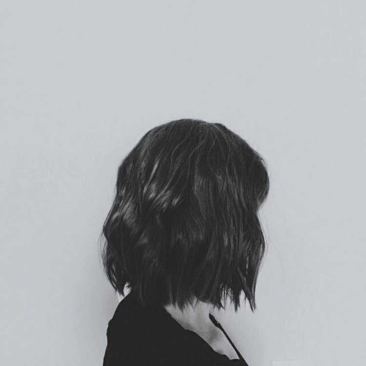 Девочка с черным каре без лица