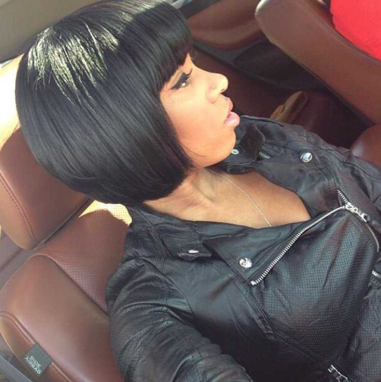 Брюнетка с черным каре со спины80