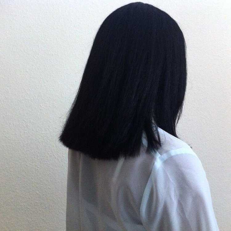 Брюнетка с каре со спины