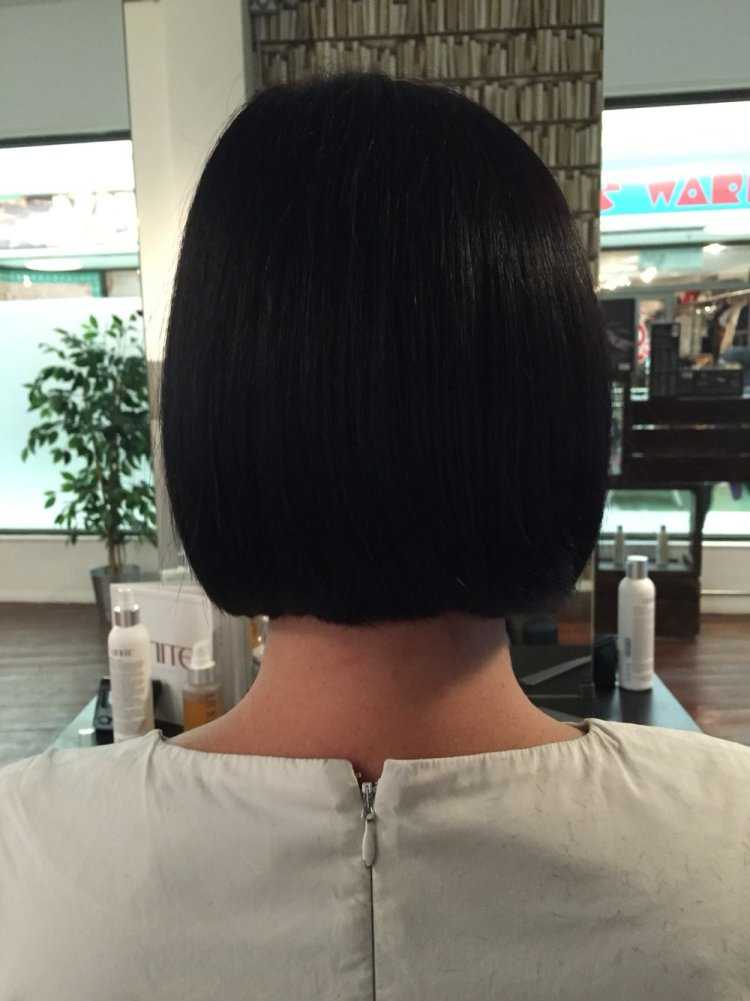 Девушка с каре вид сзади