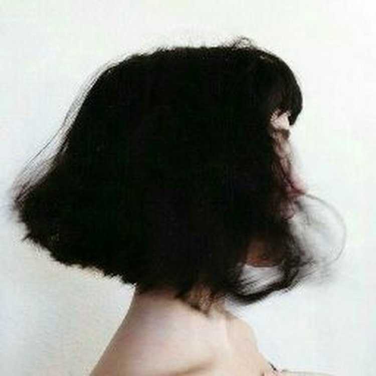 Девушка с короткими черными волосами