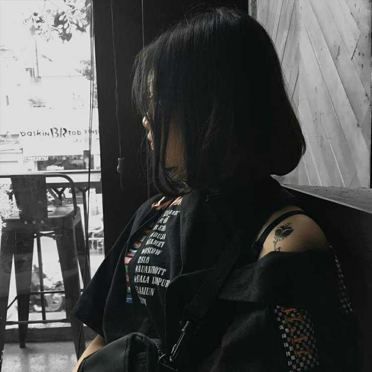 Кореянка с черными волосами каре