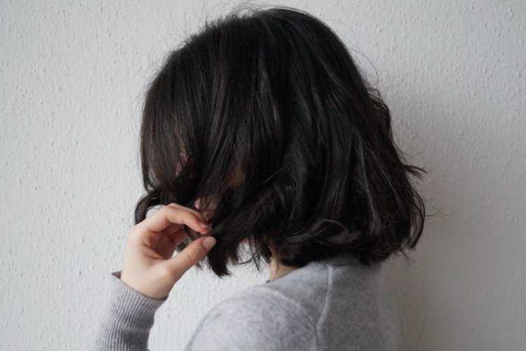 Девушка со спины брюнетка с короткими волосами