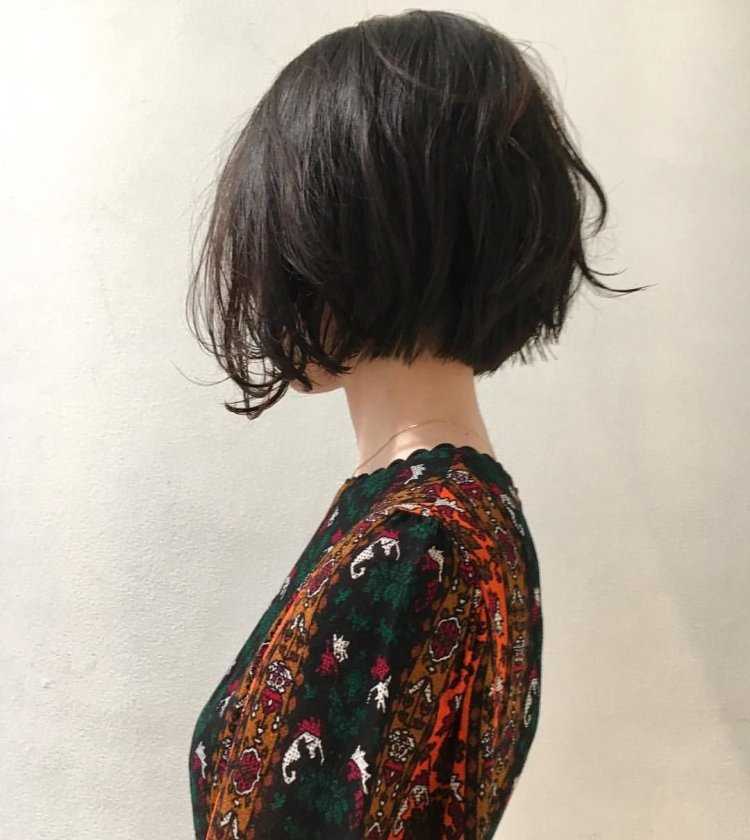 Девушка с каре со спины брюнетка