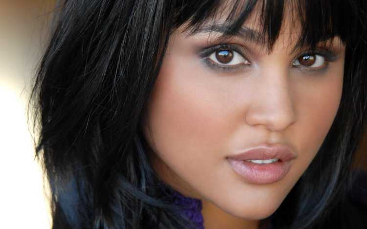 Жгучие брюнетки с карими глазами