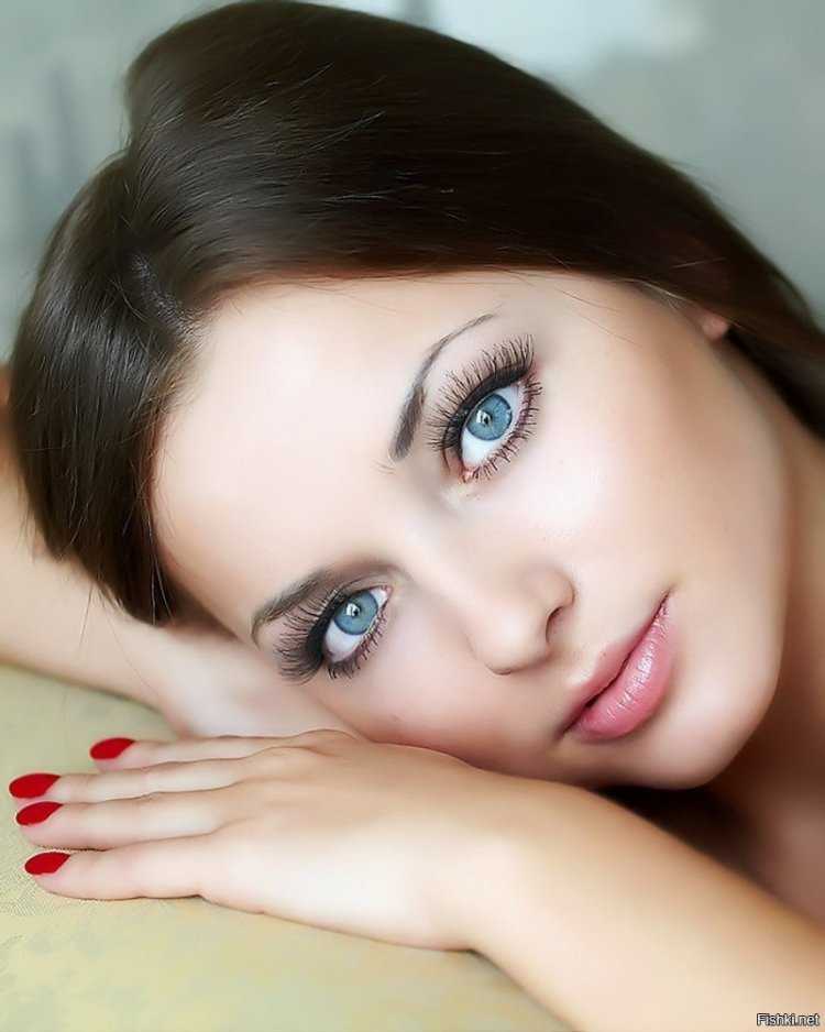 Шатенка с голубыми глазами