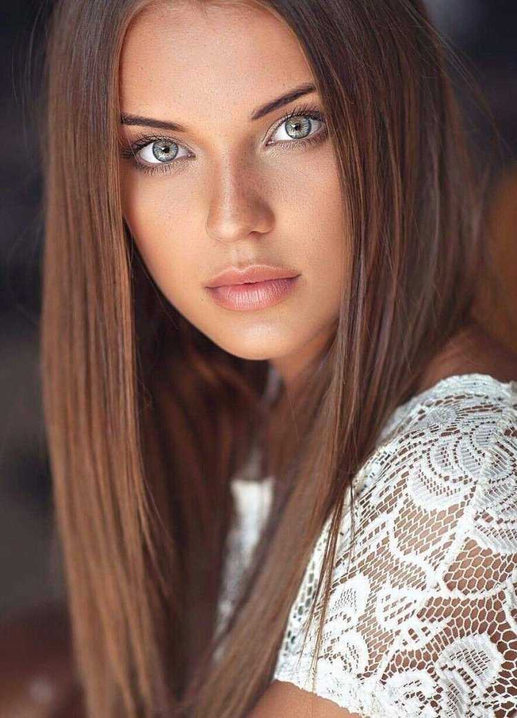 Брюнетка с серо зелеными глазами58