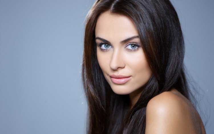 Брюнетка с серо зелеными глазами27