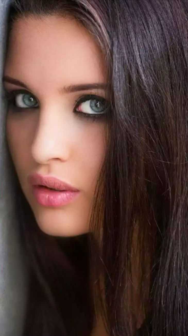 Брюнетка с серо зелеными глазами7