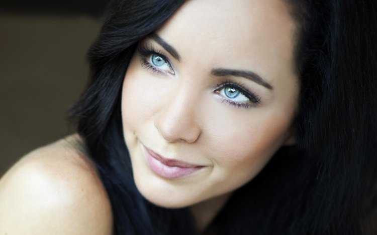 Макияж для брюнеток с голубыми глазами