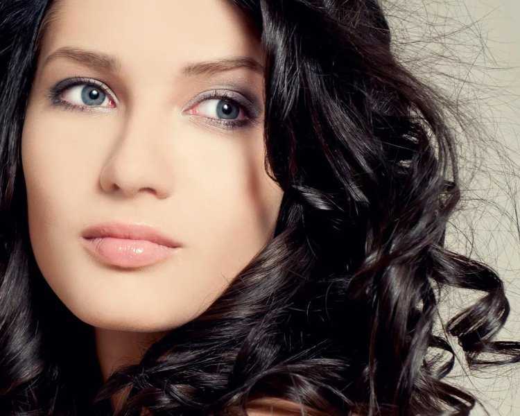 Брюнетка с голубыми глазами