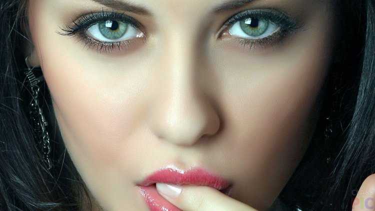 Брюнетка с серо зелеными глазами52