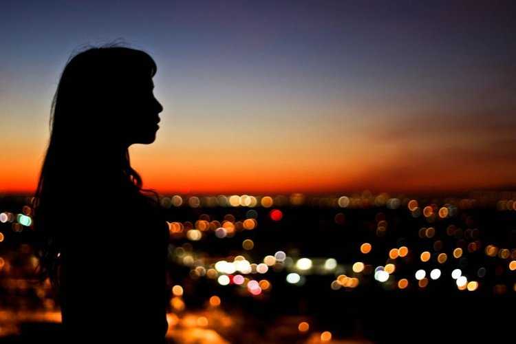 Девушка на фоне ночного города
