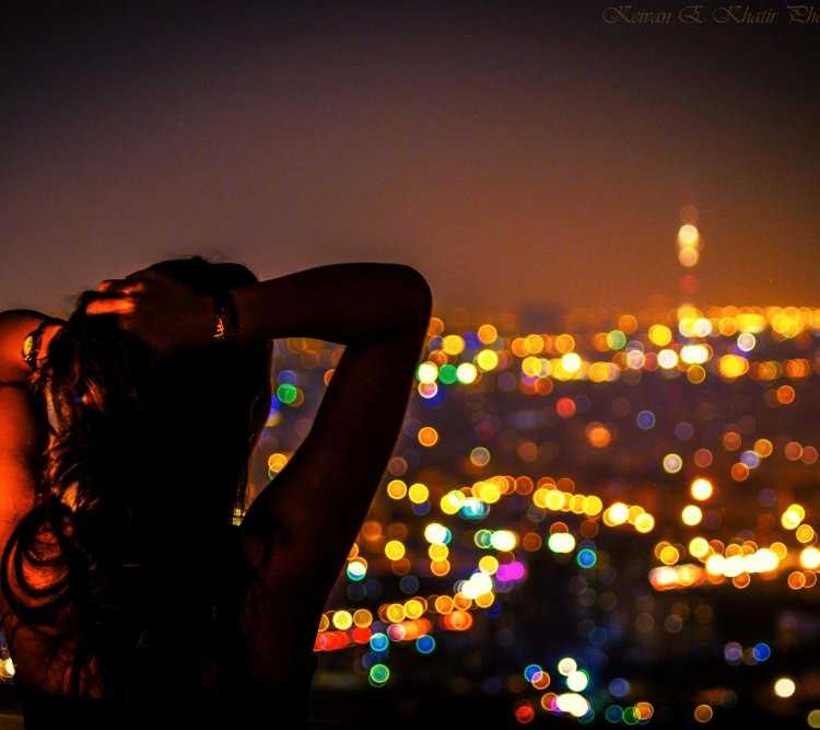 Брюнетка со спины вечером76