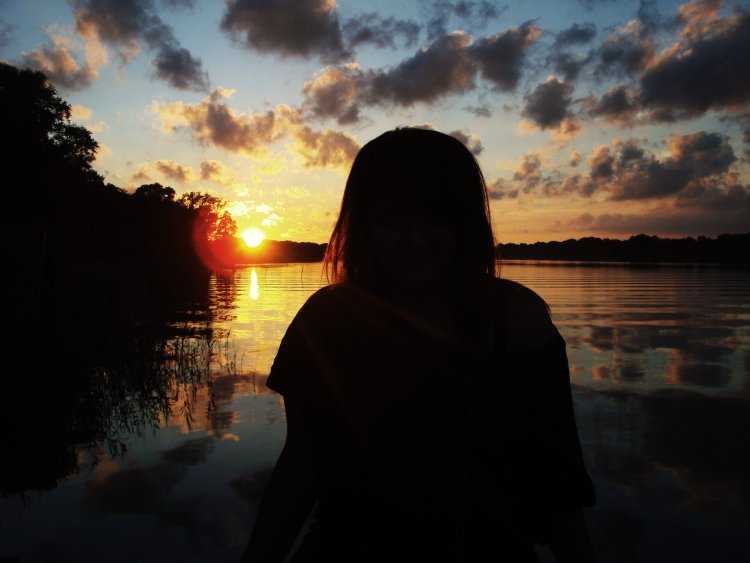 Девушка с короткими волосами на закате