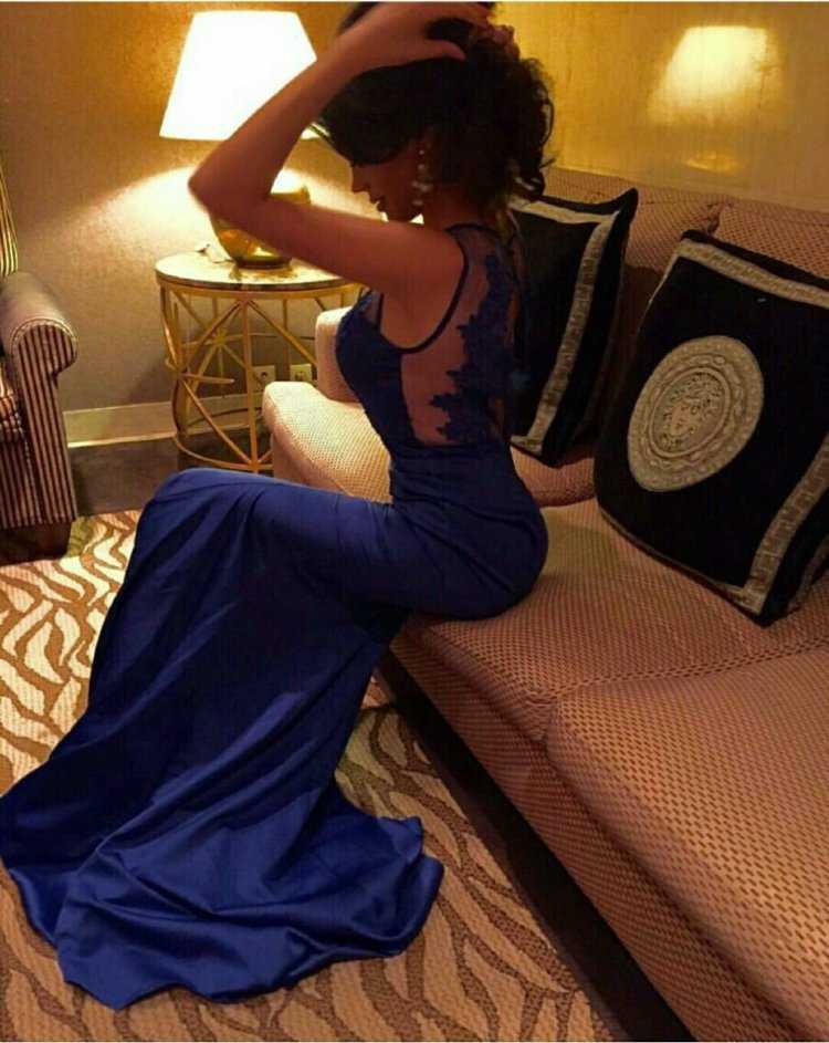 Брюнетка в Вечернем платье со спины