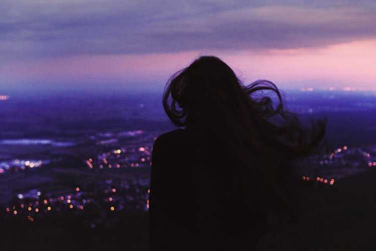 Брюнетка со спины вечером40