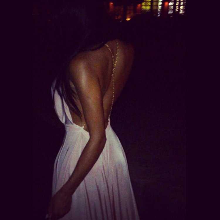 Брюнетка со спины в платье