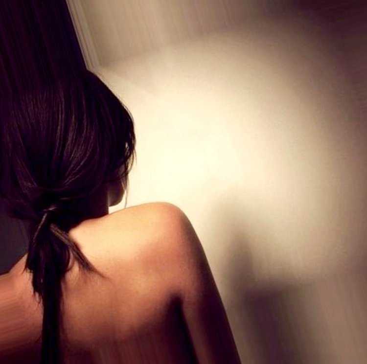 Девушка с темными волосами со спины